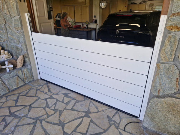 Batardeau grande largeur Nerolis devant un garage