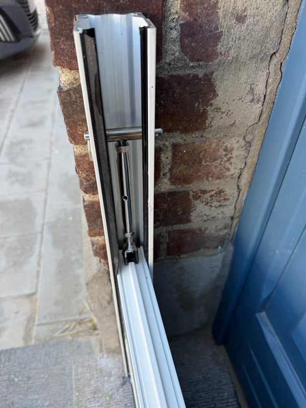 Glissière aluminium du batardeau fixée au mur