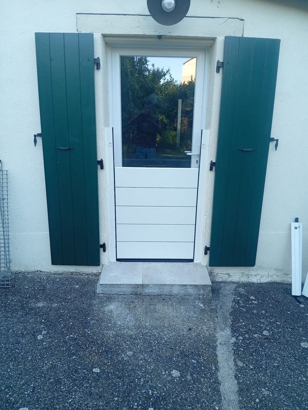Batardeau Nerolis sur une porte aux volets verts