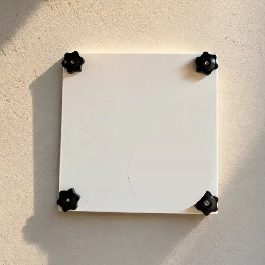 Plaque anti-inondation posée sur une aération murale